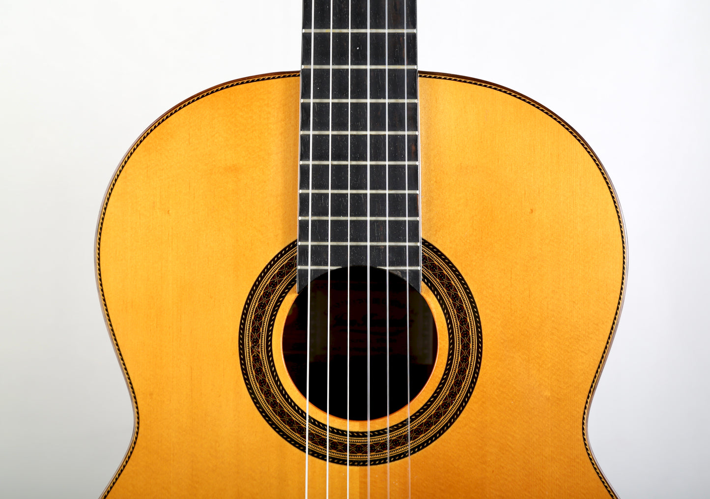 Juan Hernandez Estudio Classical Guitar Handmade in Spain 2003, Solid Spruce, Solid Mango Back
