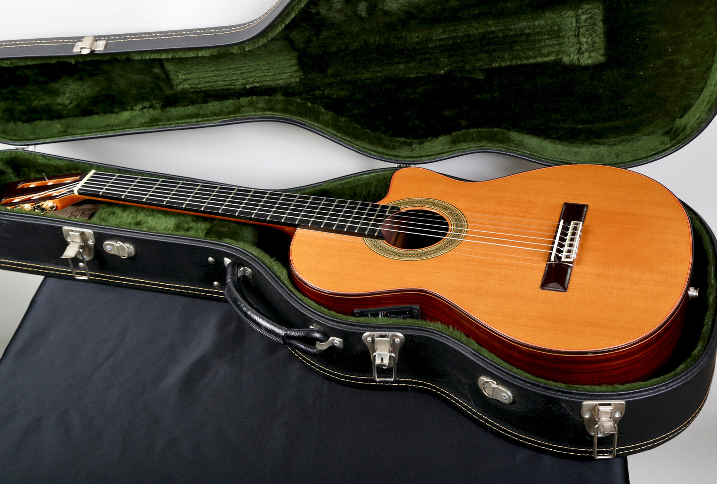 Jose Ramirez 2N-CWE Cutaway Nylon String Acoustic Electric Guitar Handmade in Spain 2008, Solid Cedar, IRW